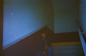 Photo argentique d'un élève assis sur une marche dans le Lycée Frédéric Ozanam à Cesson-Sévigné