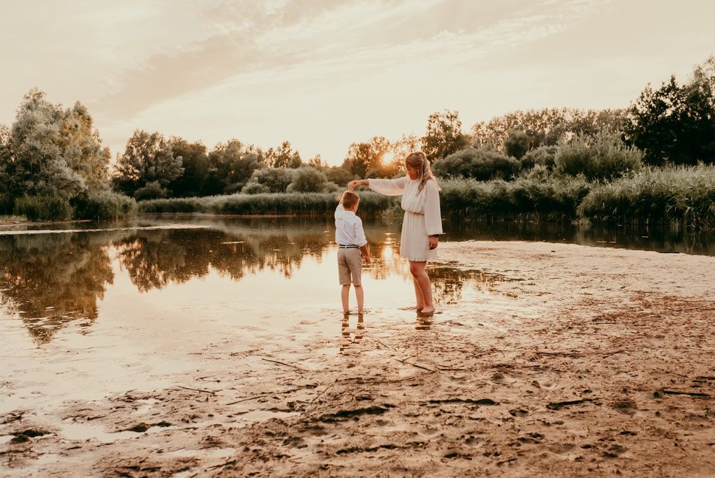 Melissa Stuer Photography Moederschapsfotograaf Moerbeke Oost-Vlaanderen mommy and me mama en zoon dansend in water strand golden hour