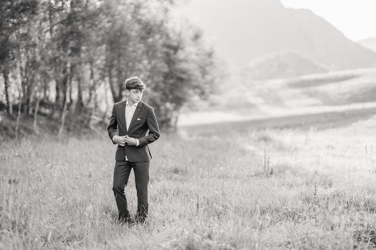 En kjekk gutt i dress. Konfirmantfotografering i vakre omgivelser i Strand og Hjelemland kommune