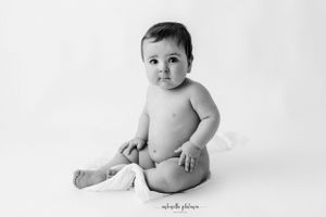 ritratto fotografico bambino, su fondo bianco, in studio.