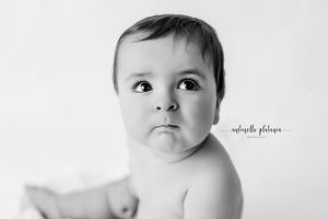 ritratto fotografico bambino, su fondo bianco, in studio.