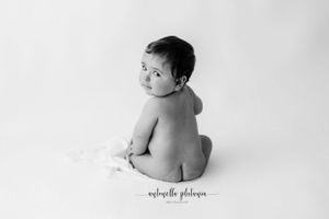 ritratto fotografico bambino, su fondo bianco, in studio.