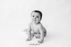 ritratto fotografico bambino, su fondo bianco, in studio.