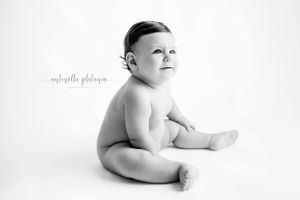 ritratto fotografico bambino, su fondo bianco, in studio.