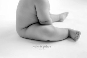 ritratto fotografico bambino, su fondo bianco, in studio.