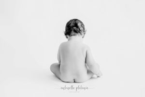 ritratto fotografico bambino, su fondo bianco, in studio.