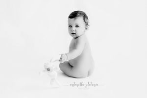 ritratto fotografico bambino, su fondo bianco, in studio.