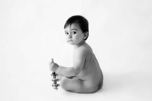 ritratto fotografico bambino, su fondo bianco, in studio.