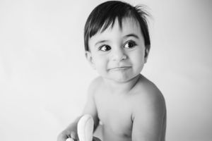 ritratto fotografico bambino, su fondo bianco, in studio.