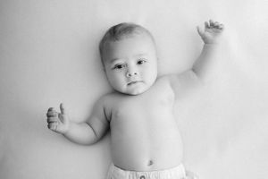 ritratto fotografico bambino, su fondo bianco, in studio.