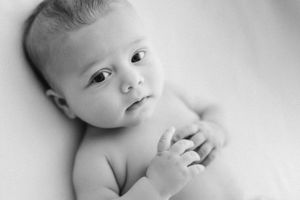 ritratto fotografico bambino, su fondo bianco, in studio.