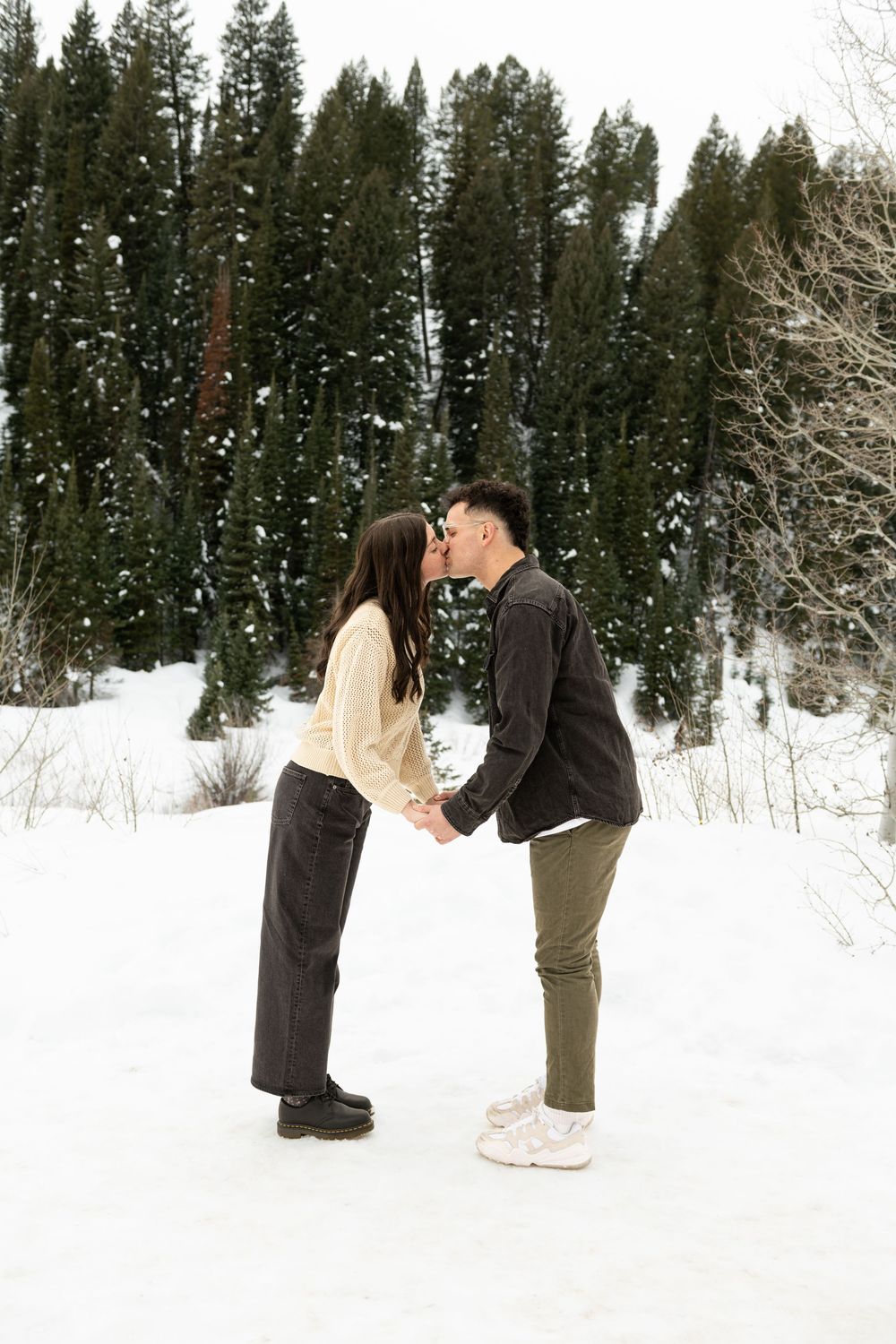 Couples phootshoot in snowy Utah