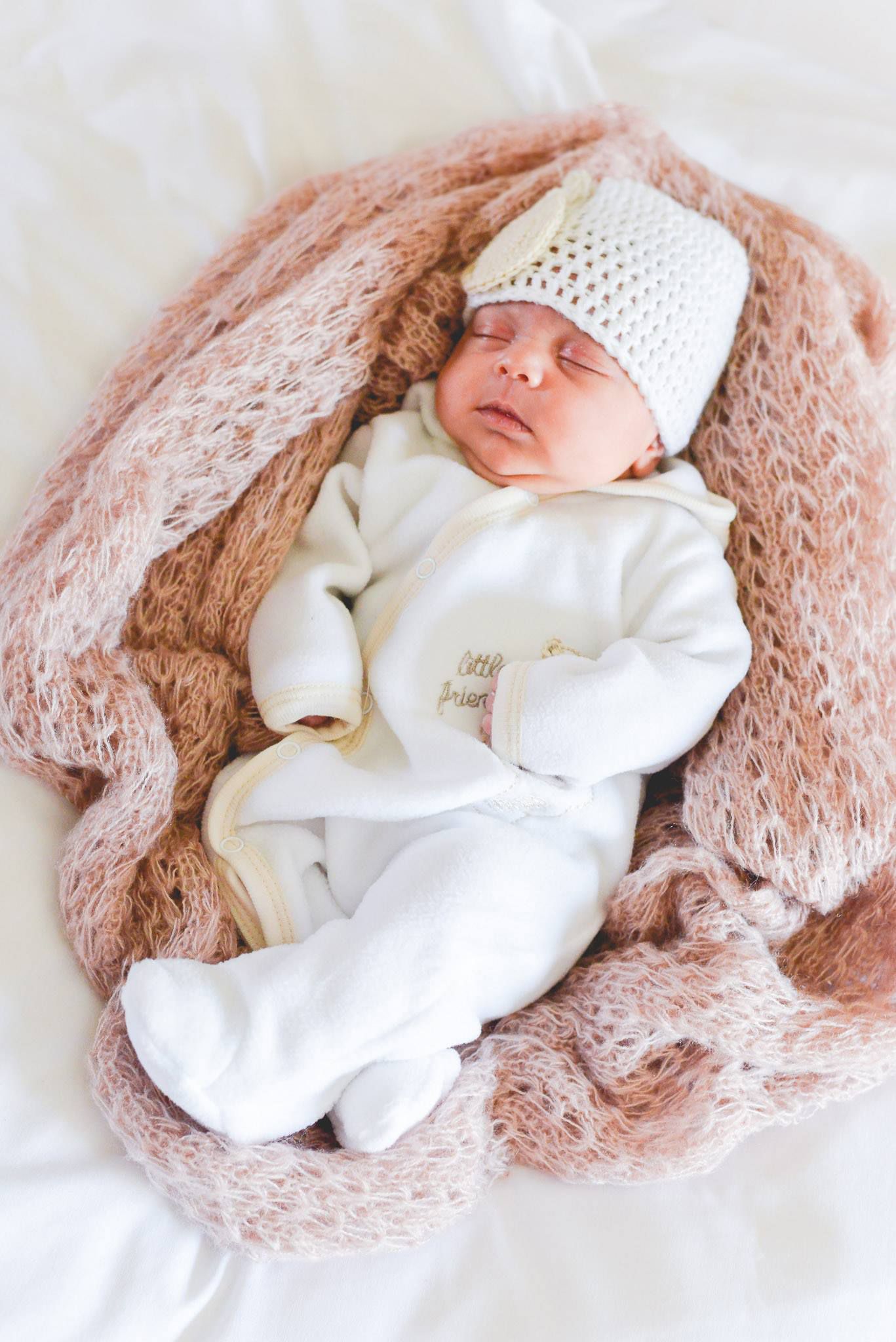 newborn lifestyle photography at the comfort of your own home