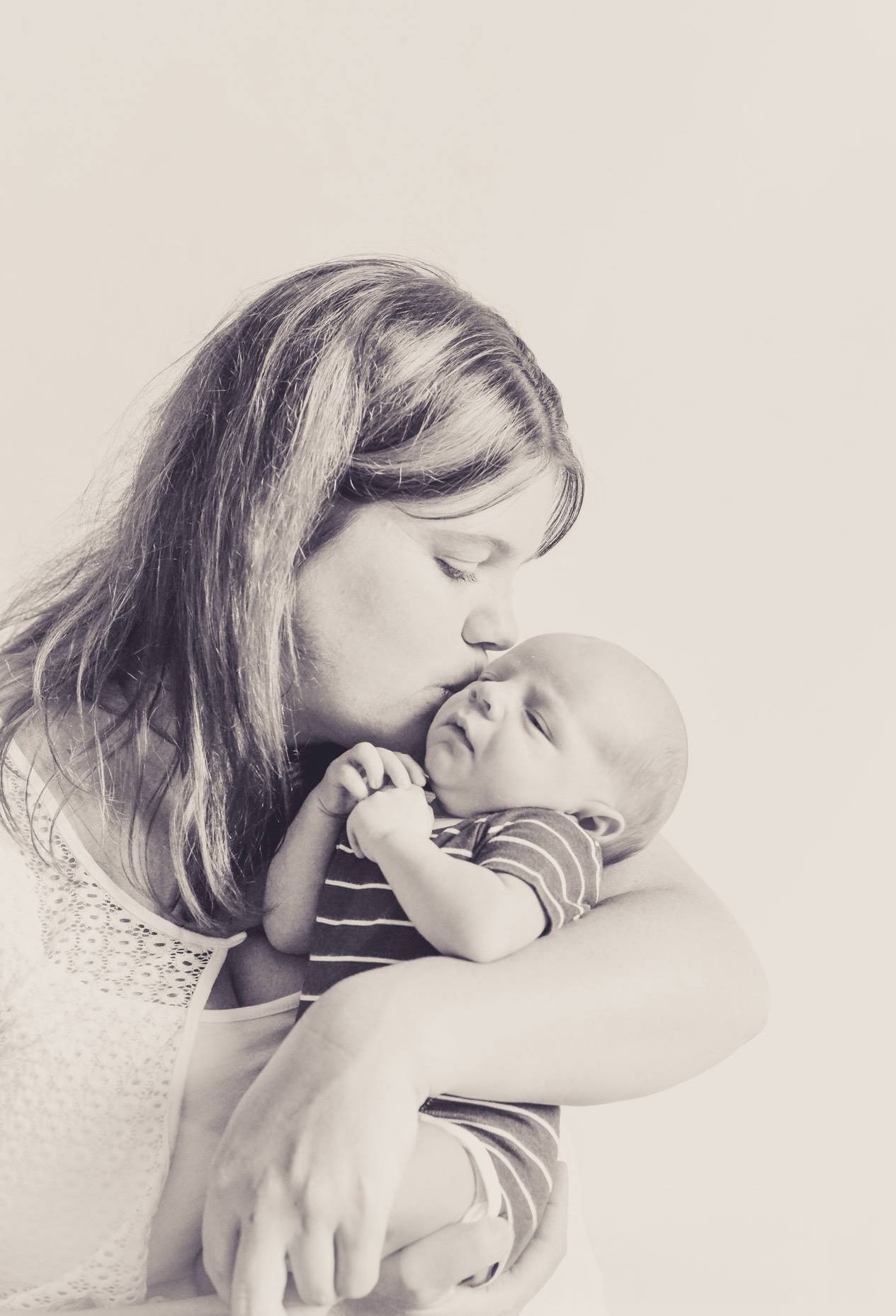 newborn lifestyle photography at the comfort of your own home