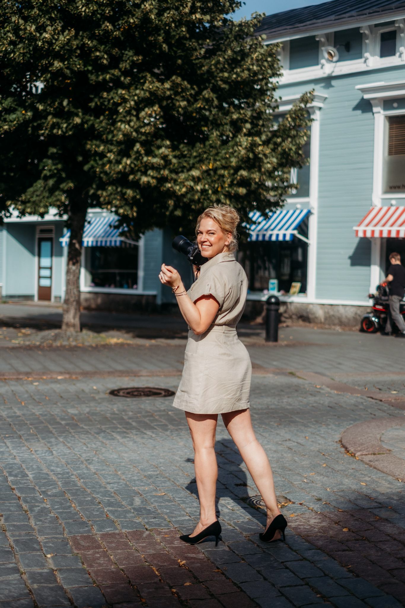 Boudoir-kuvauksiin erikoistunut valokuvaaja Ella Natalie Photography. Kuvassa valokuvaaja Ella Natalie hymyilee kohti kameraa.