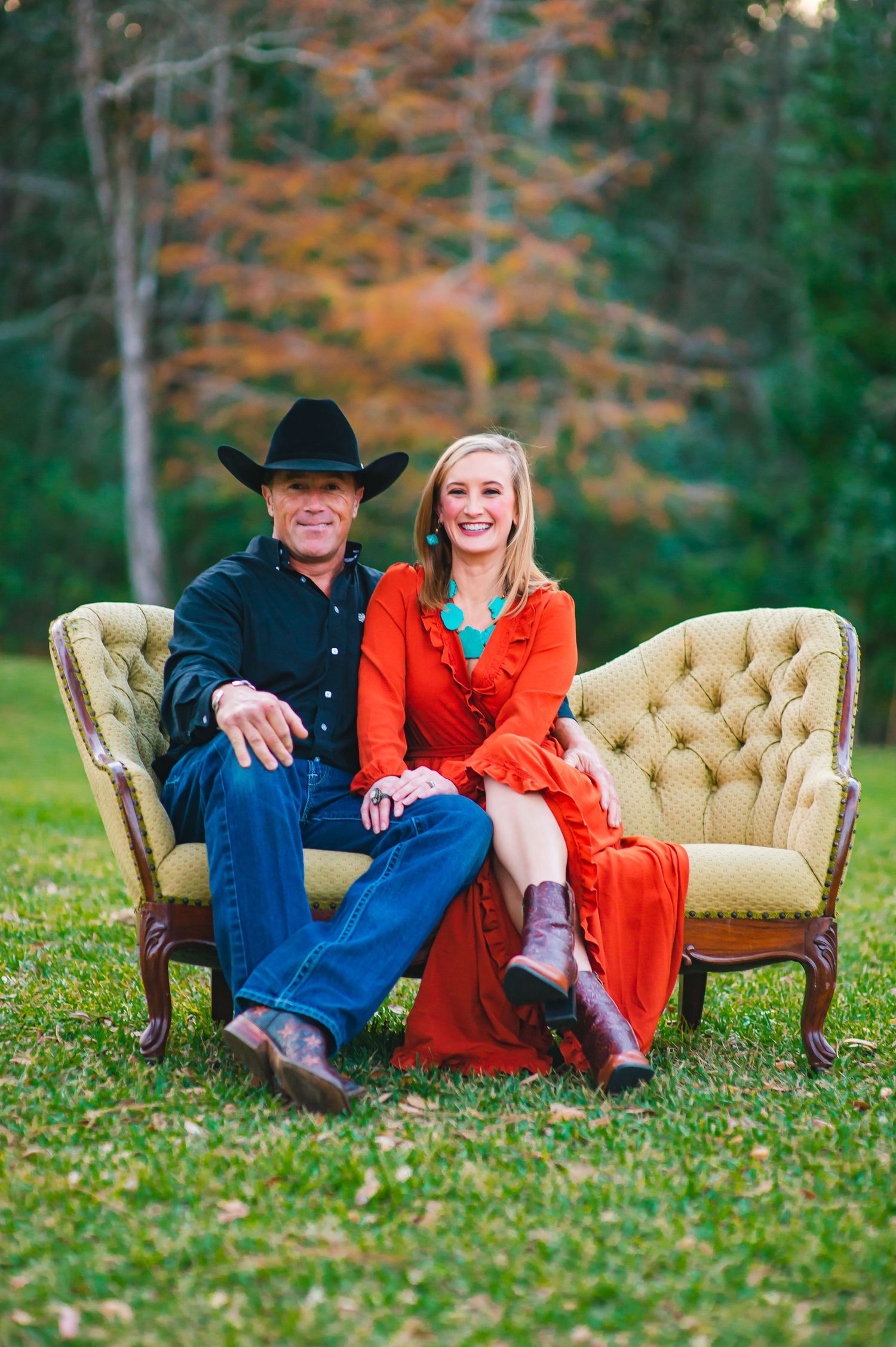 couple family session Silverhill Alabama photographer couch location natural light fall colors memory captured