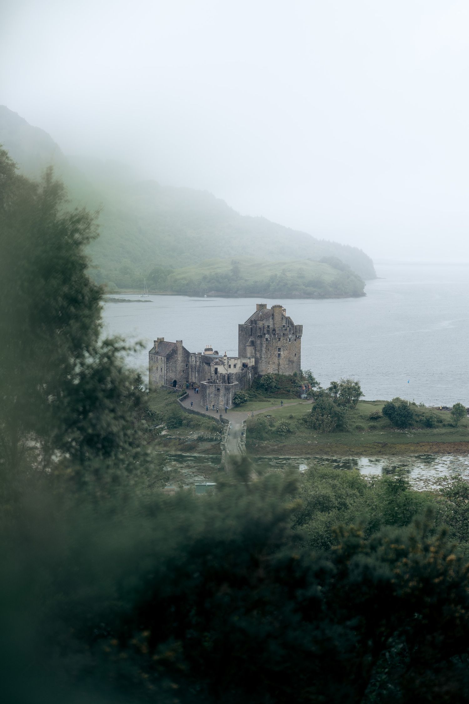 eilean donan castle en ecosse sous la brume