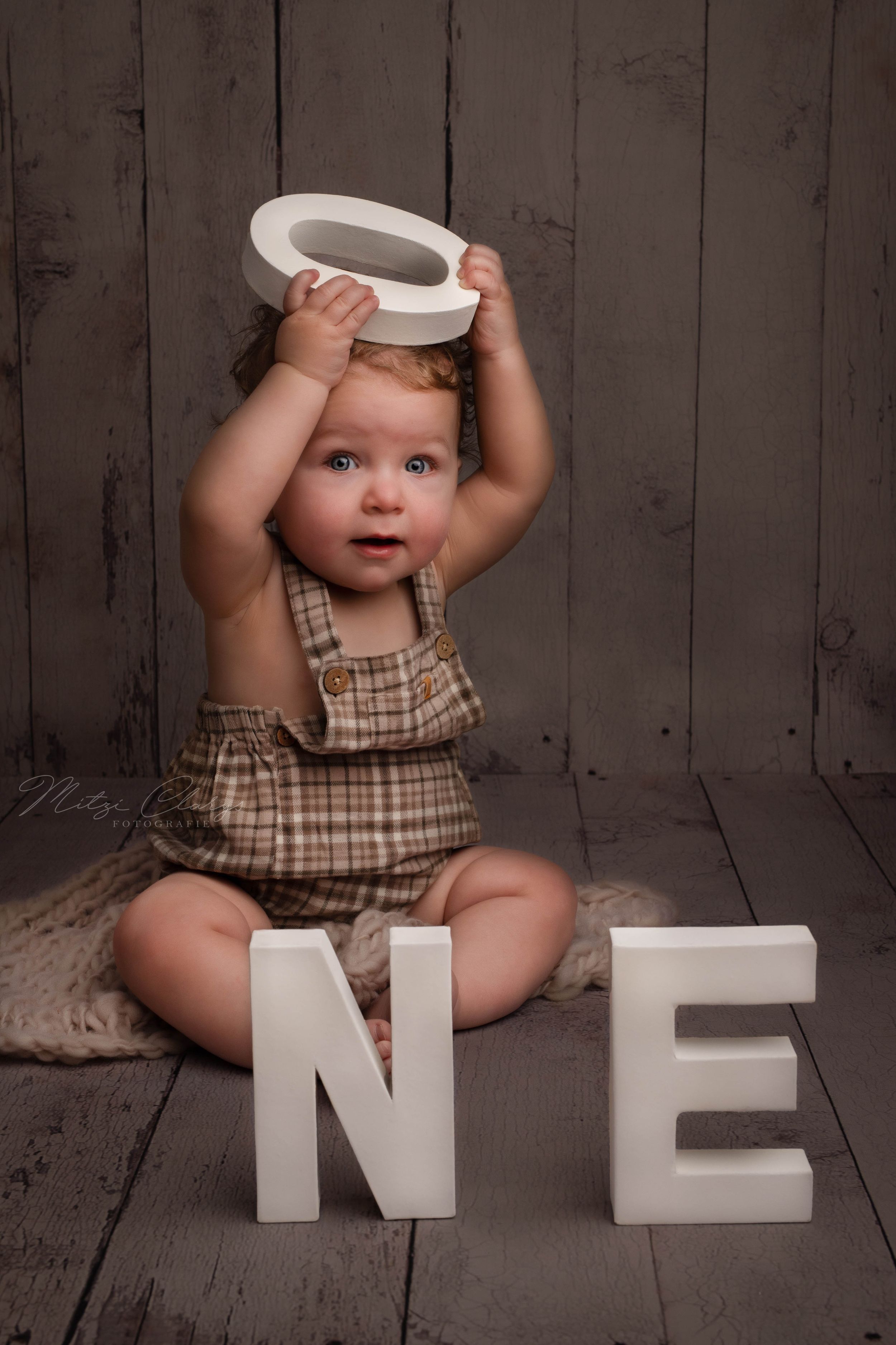 Portret van jongen met letters ONE tijdens fotoshoot studio in Goes