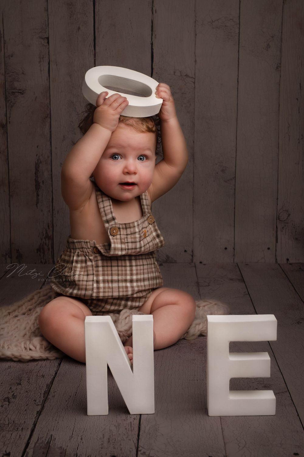 Portret van jongen met letters ONE tijdens fotoshoot studio in Goes