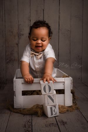 Portret van eenjarig jongetje in fotostudio Goes
