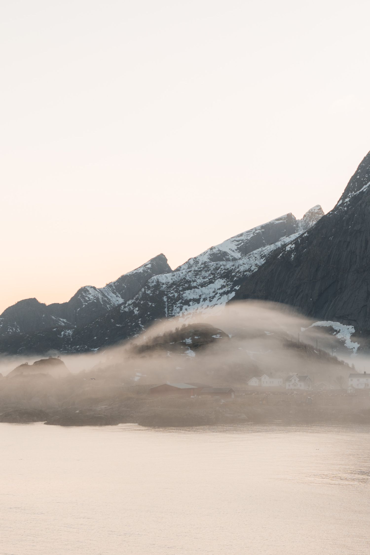 brouillard givrant dans les lofoten à Hamnoy