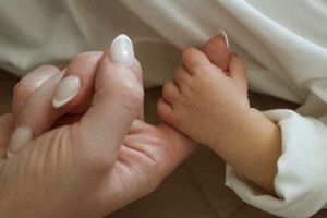 tender moments, love, mom, mom and baby, motherhood, newborn, tiny hands, kisses, parenthood, new parents, new baby