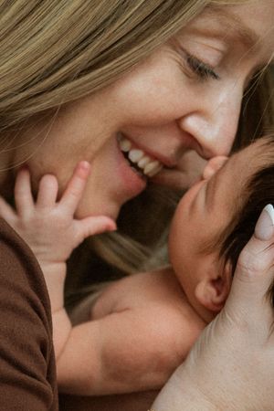 tender moments, love, mom, mom and baby, motherhood, newborn, tiny hands, kisses, parenthood, new parents, new baby