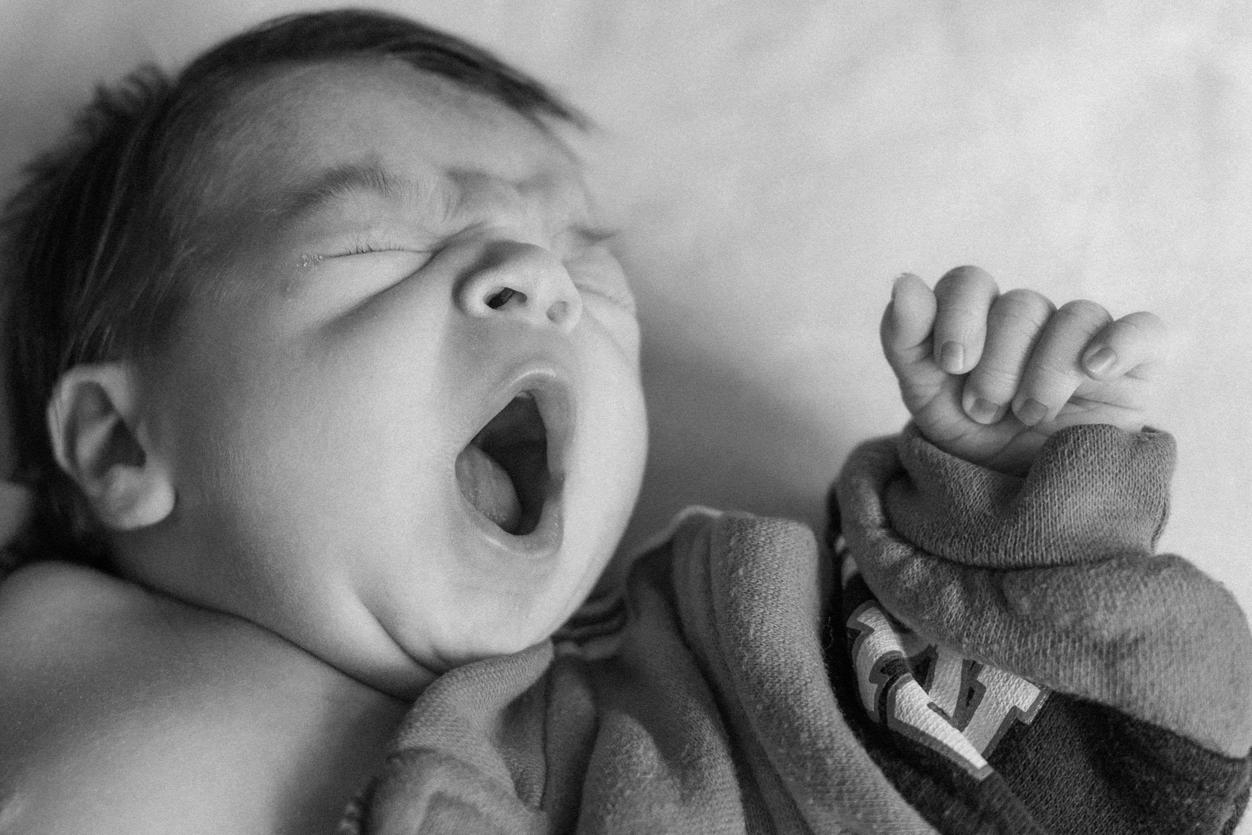 tender moments, love, mom, mom and baby, motherhood, newborn, tiny hands, kisses, parenthood, new parents, new baby
