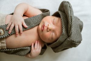tender moments, love, mom, mom and baby, motherhood, newborn, tiny hands, kisses, parenthood, new parents, new baby