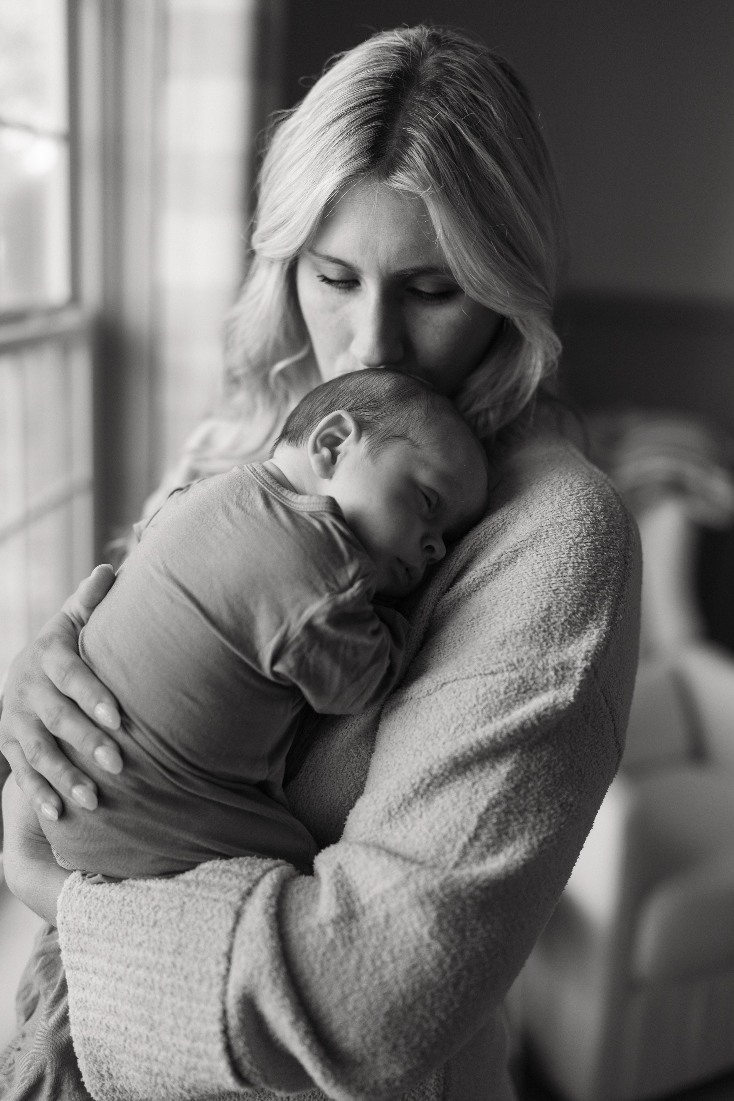 tender moments, love, mom, mom and baby, motherhood, newborn, tiny hands, kisses, parenthood, new parents, new baby