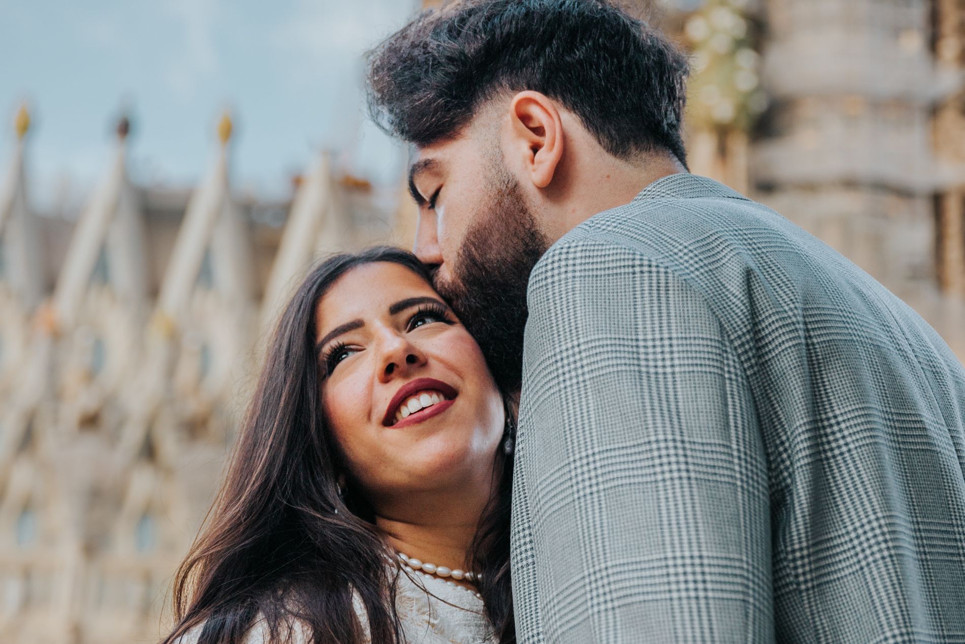 A dreamy anniversary photoshoot in front of Sagrada Familia, blending love, history, and Barcelona’s beauty.
