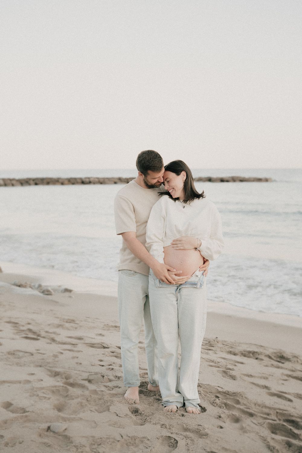Foto maternity in spiaggia realizzata a Sanremo da fotografo professionista