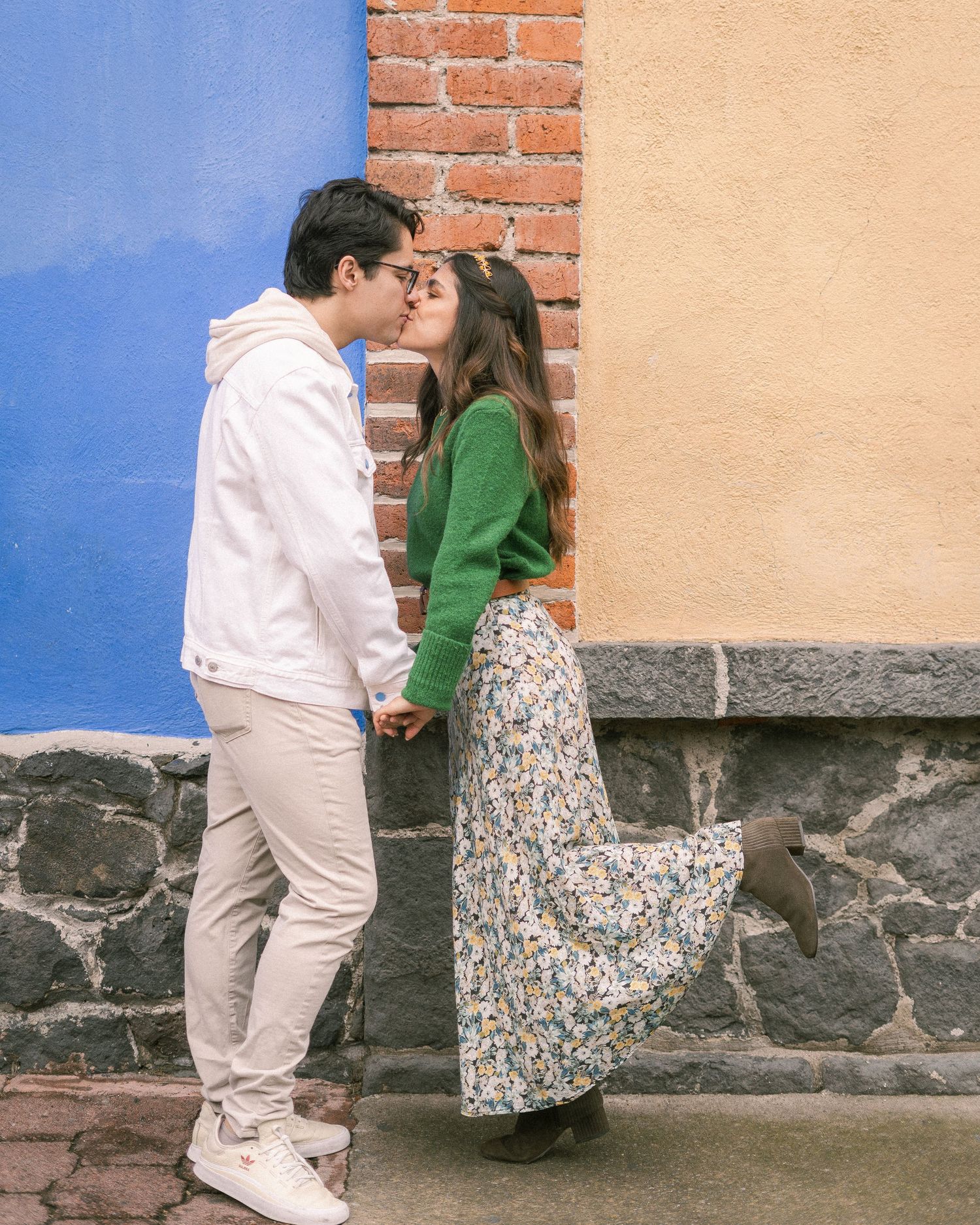 A couple kissing in a photoshoot in Mexico City