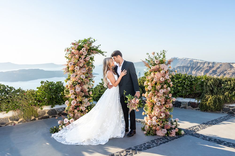 best wedding photos, bride and groom, wedding flowers, first kiss, wedding photos, wedding portraits, outdoor wedding, luxury wedding, love