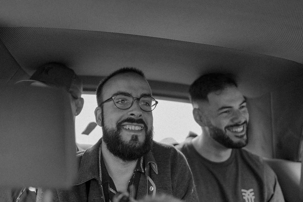 wedding morning friends laughing inside car porto