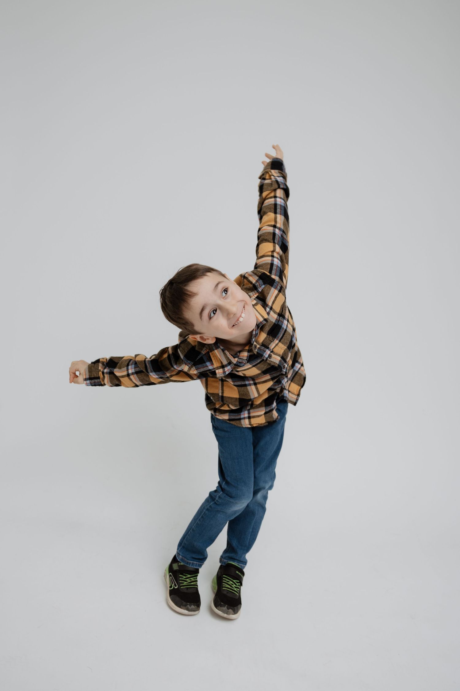 A sequence of five photos shows a person in a plaid shirt and jeans performing a dramatic backwards falling motion.