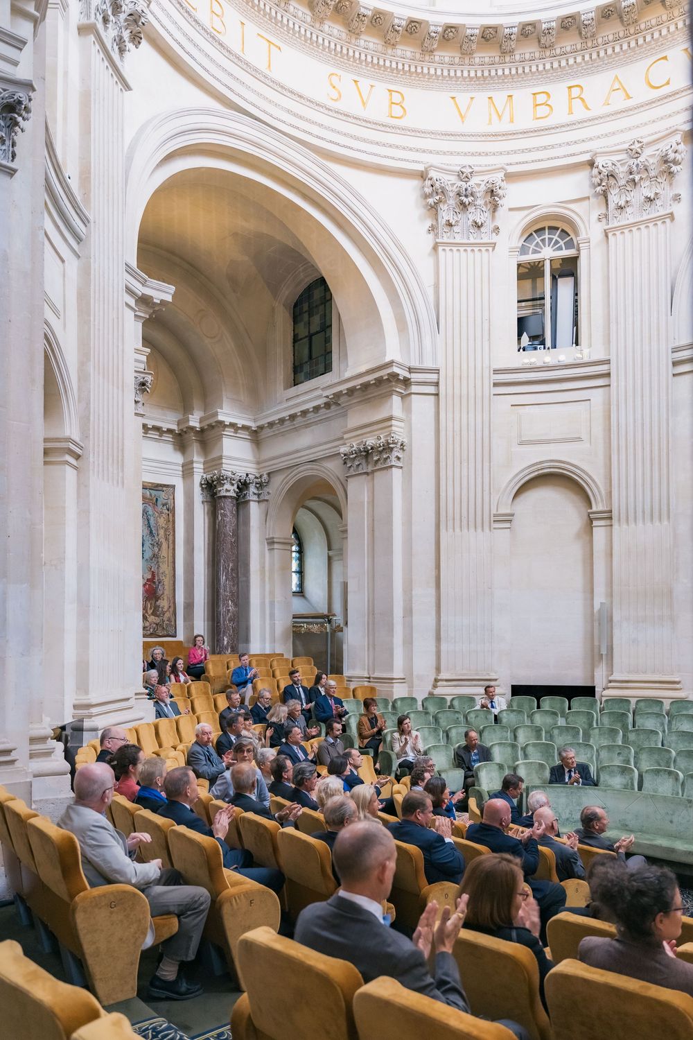 Assemblée assistant à une conférence dans un hémicycle