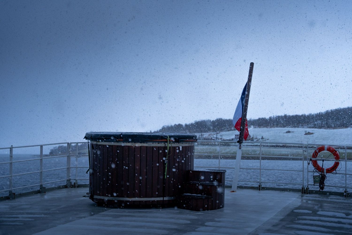 pont du polarfront avec son bain nordique sous la neige