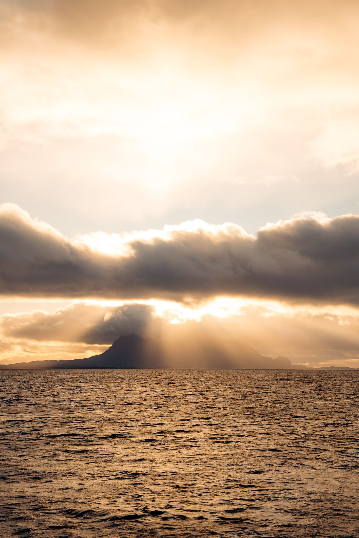 coucher de soleil sur les fjords du nord de la norvège