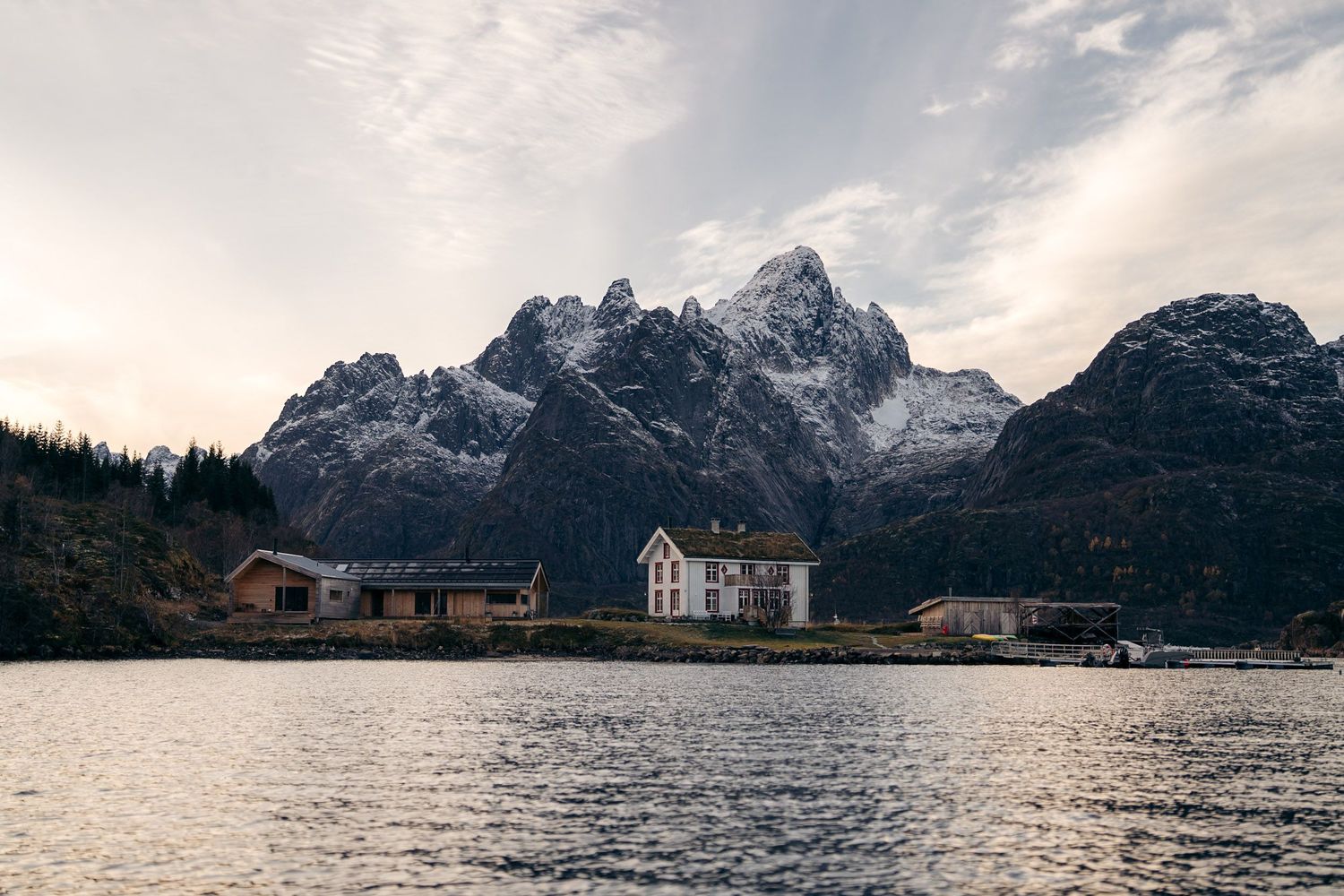 maison de pêcheur sur une île devant les montagnes du trollfjord