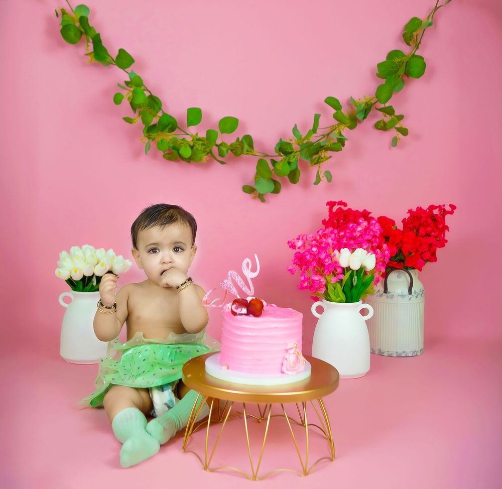 Bhaire  Photography cake smash in Frisco, baby tasting cake with soft pastel decor.