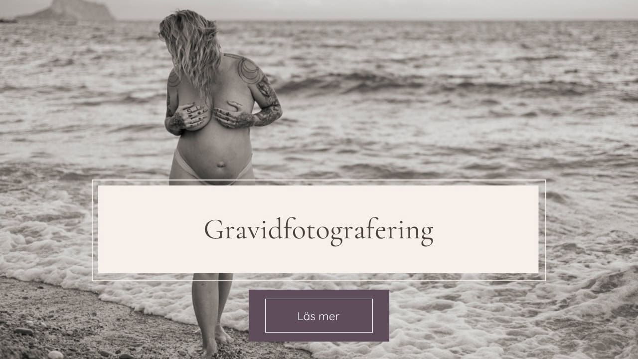 Svartvit bild på en gravid kvinna som går i strandkanten. "Gravidfotografering" står framför + en lila knapp med texten "läs mer"