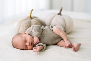Photo de bebe naissant emmaillote dans un studio lumineux a Quebec