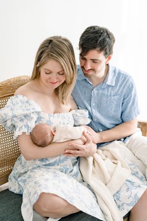 Nouveaux parents et leur bébé lors de leur séance de photographie de bebe style minimaliste et securitaire a Québec