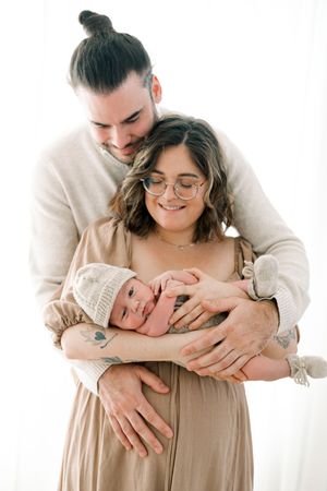 Séance photo nouveau-né, photoshoot bébé, photographe québec, studio de photographie, parents regardant nouveau-né avec amour
