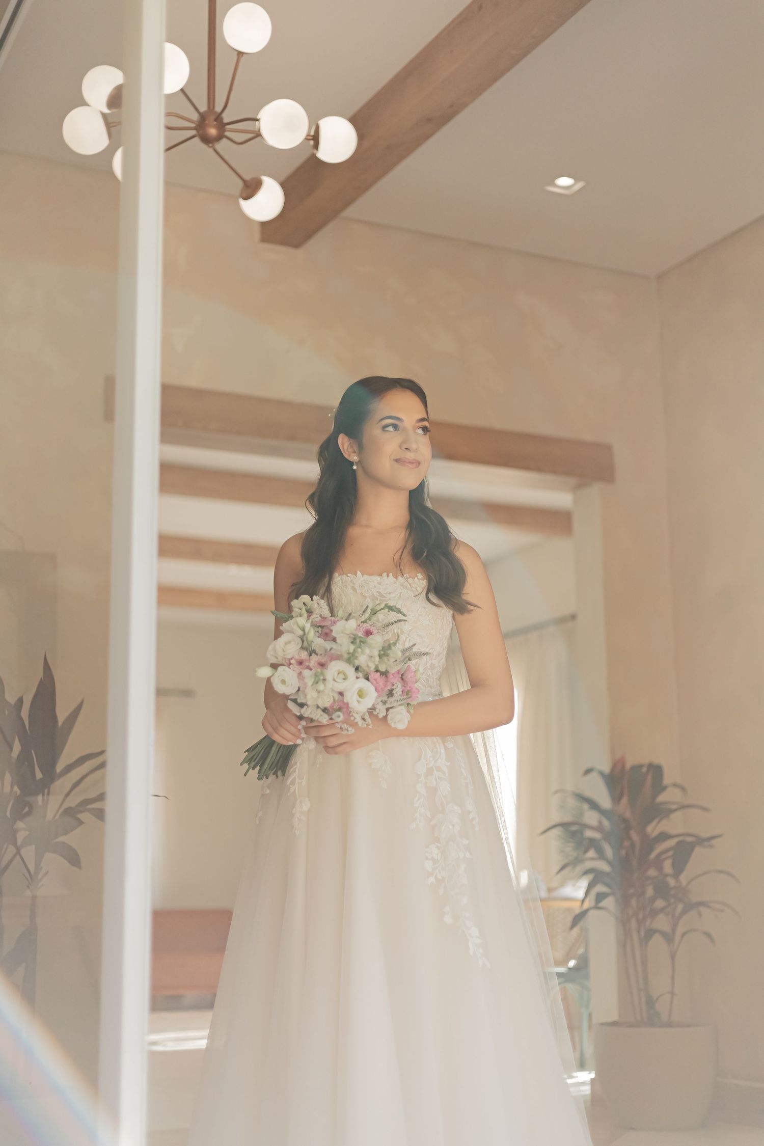 Noiva com buquê casamento no campo