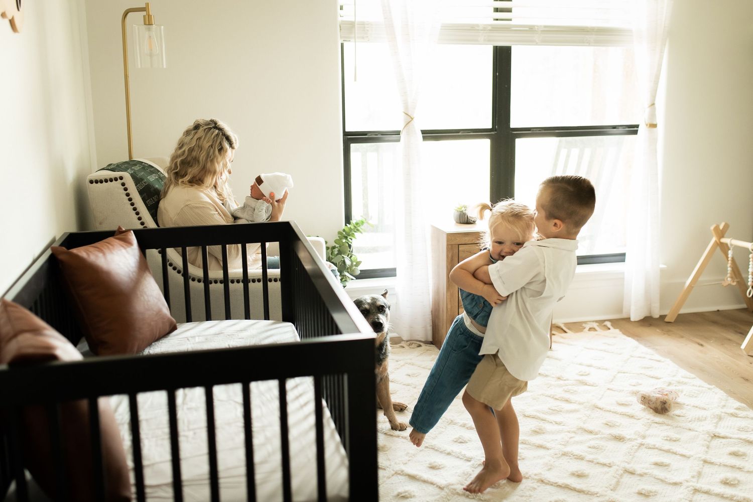 Nursery photography Kingwood – siblings and newborn