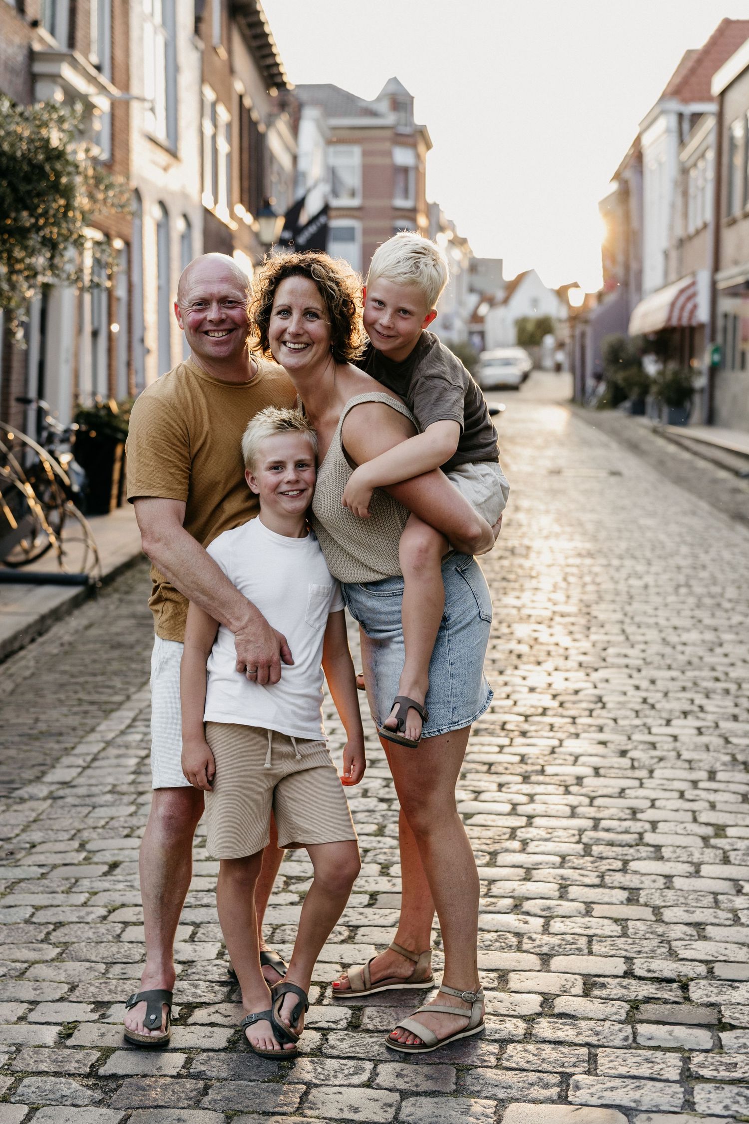 Gezinsreportage in Zierikzee, Schouwen-Duiveland. Fotografie door Marleen Dalebout-Nuijten. Gezin, Newborn, echte momenten samen vastgelegd.