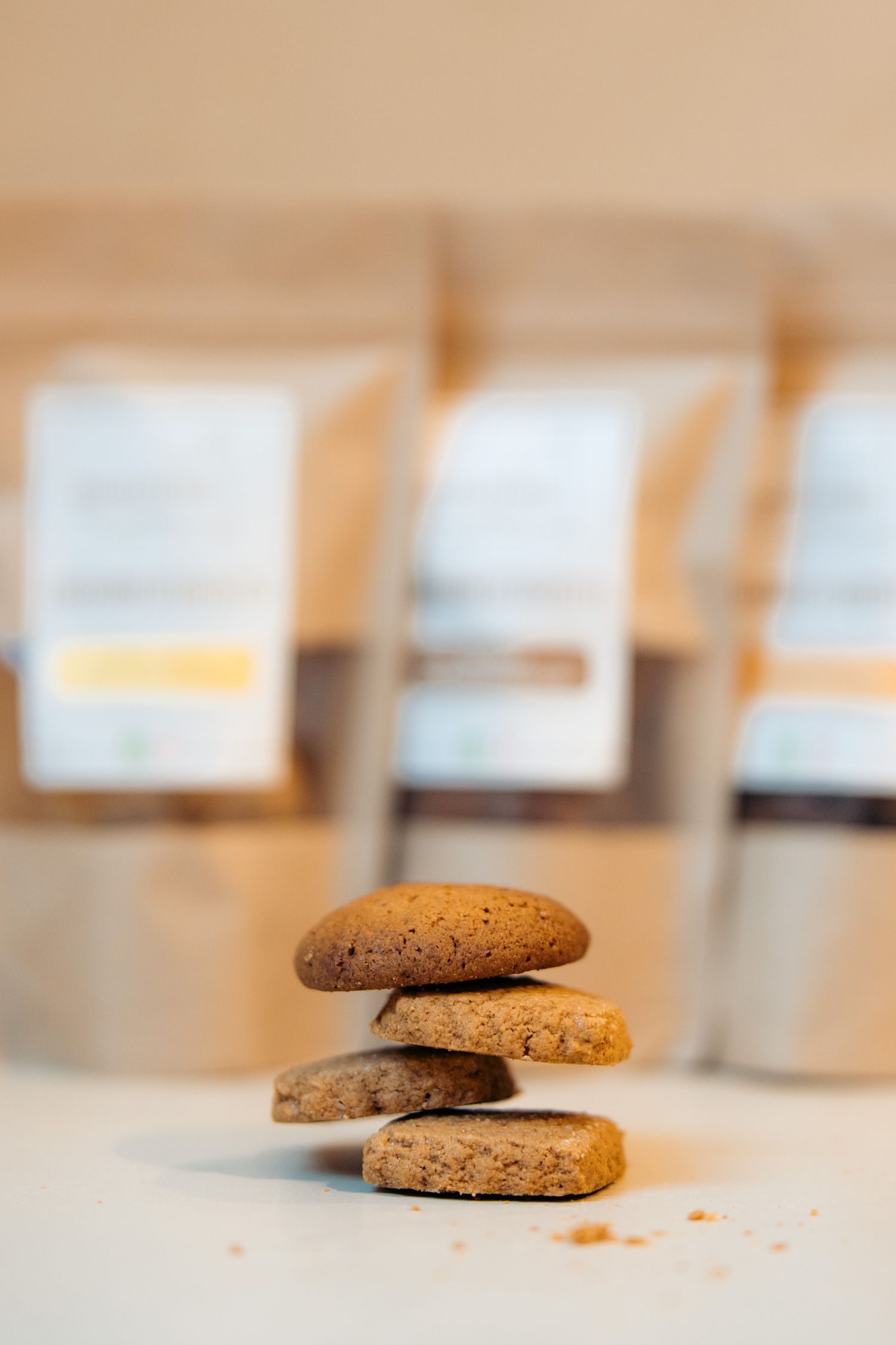 4 biscuits corse devant des sachets de la biscuiterie aux différentes saveurs locales