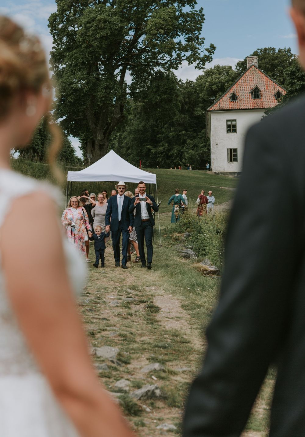 Intimt porträtt av brudpar i naturligt ljus vid Skokloster Slott